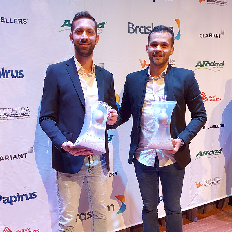 Sócios da Catenacom, Lucas Barin e Lucas Oliveira, recebendo o prêmio Grandes Cases 2019